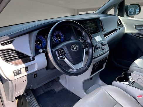 Used 2017 Toyota Sienna XLE FWD image 14
