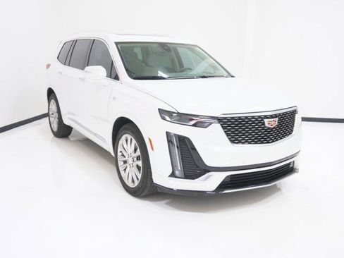 Used 2025 Cadillac XT6 Premium Luxury w/ Technology Package FWD image 3