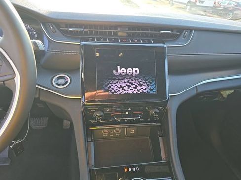 Used 2025 Jeep Grand Cherokee Altitude AWD/4WD image 11