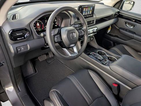 New 2025 Honda Pilot Touring image 3