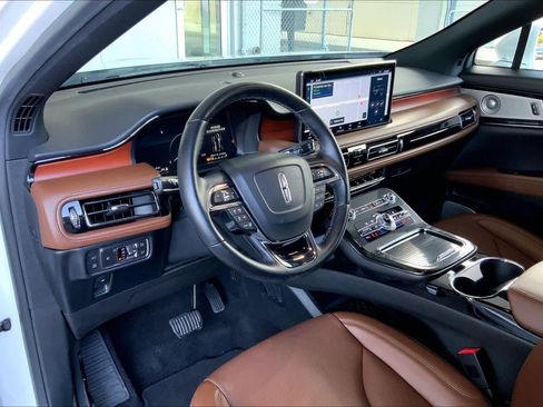 Used 2022 Lincoln Nautilus Reserve w/ Equipment Group 202A image 17