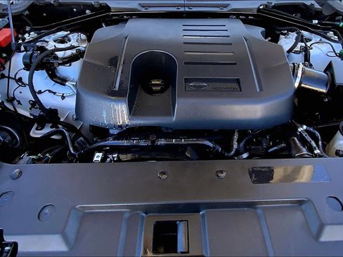 Used 2023 Land Rover Defender 130 X-Dynamic SE image 32