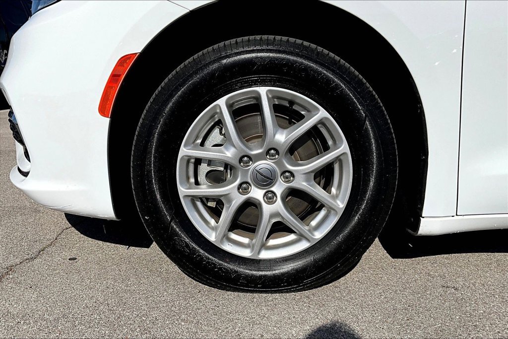 Used 2025 Chrysler Pacifica Select FWD image 8