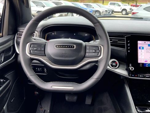 Used 2023 Jeep Wagoneer L Series III w/ Preferred Equipment Group image 5
