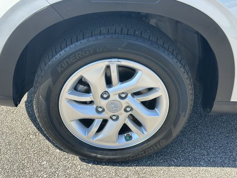 Used 2022 Hyundai Venue SE w/ Cargo Package FWD image 11