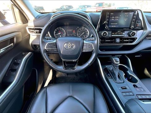 Used 2021 Toyota Highlander XLE AWD/4WD image 17
