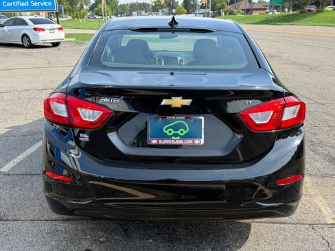 Certified 2018 Chevrolet Cruze LT w/ Convenience Package FWD image 4