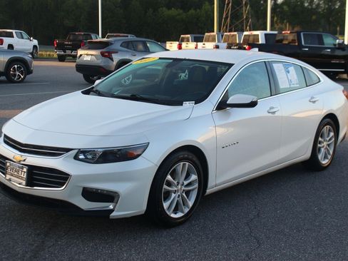 Used 2017 Chevrolet Malibu LT FWD image 3