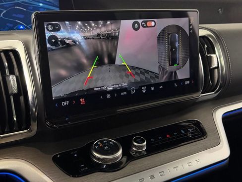 Used 2025 Ford Expedition Platinum image 21