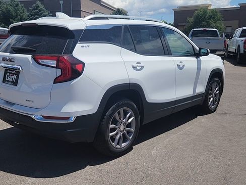 Used 2024 GMC Terrain SLT AWD/4WD image 10