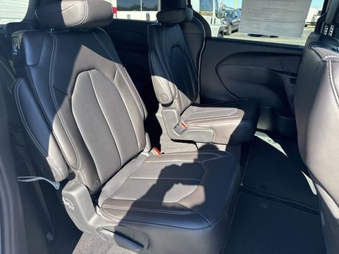 New 2026 Chrysler Pacifica Select image 17