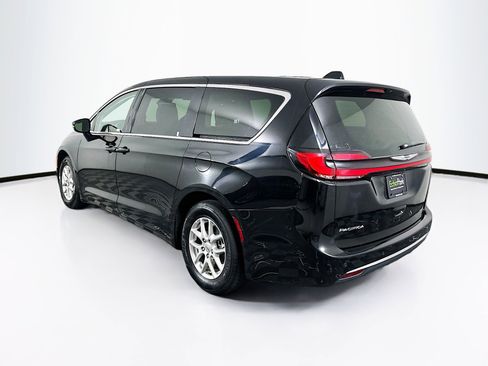 Used 2024 Chrysler Pacifica Touring-L image 5