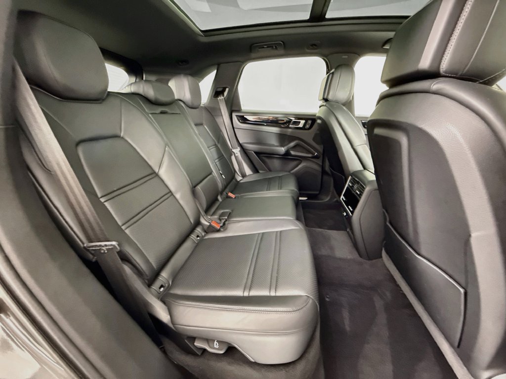 Certified 2023 Porsche Cayenne AWD/4WD image 28