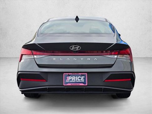Used 2024 Hyundai Elantra SEL image 4