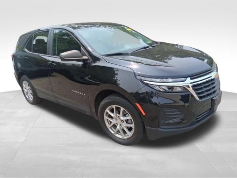 Used 2022 Chevrolet Equinox LS w/ LS Convenience Package AWD/4WD image 3