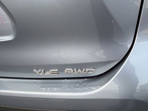 Certified 2022 Toyota Highlander XLE image 9