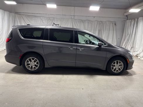 Used 2023 Chrysler Pacifica Touring-L image 8