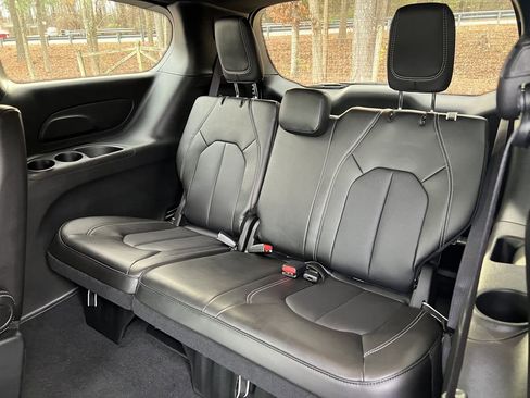 Used 2026 Chrysler Pacifica Select image 19