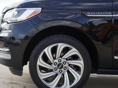 Used 2023 Lincoln Navigator Reserve AWD/4WD image 5