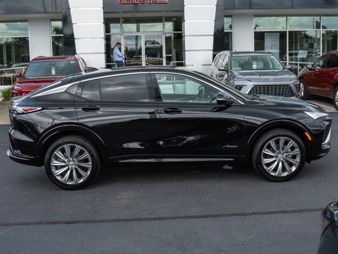 New 2025 Buick Envista Avenir image 2