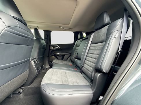 New 2025 Mitsubishi Outlander SE image 26