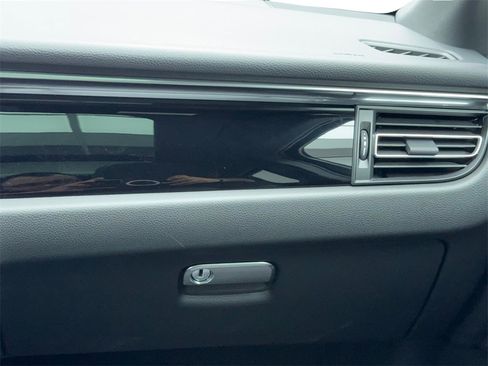 Used 2025 Porsche Macan w/ Premium Package Plus image 20