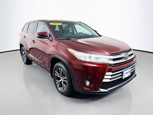 Used 2019 Toyota Highlander Plus AWD/4WD image 1