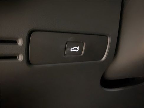 Used 2023 Volvo XC40 Recharge Ultimate w/ Protection Package Premier image 24