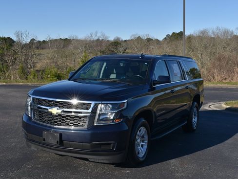 Used 2018 Chevrolet Suburban LT image 2