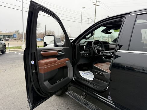 Used 2025 GMC Sierra 2500 Denali Ultimate image 9