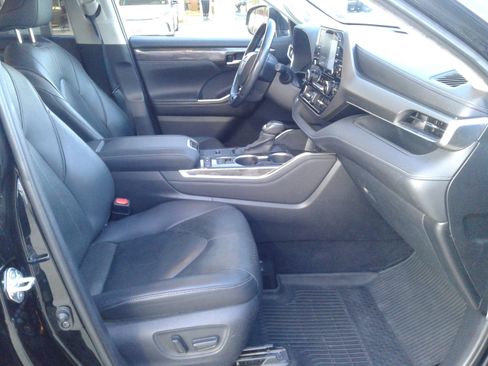 Used 2020 Toyota Highlander Limited image 10