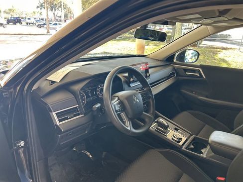 Used 2023 Mitsubishi Outlander ES image 6