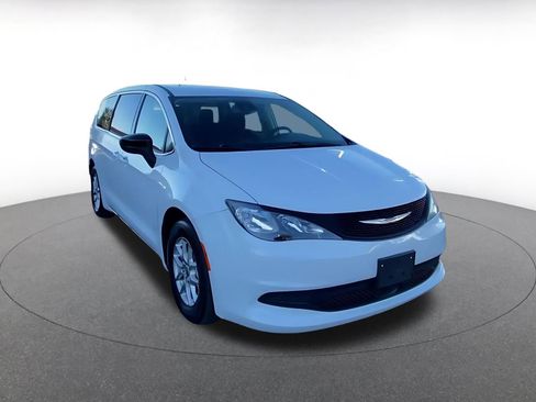 Used 2024 Chrysler Voyager LX image 3