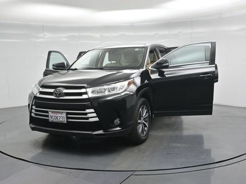 Used 2018 Toyota Highlander XLE AWD/4WD image 33