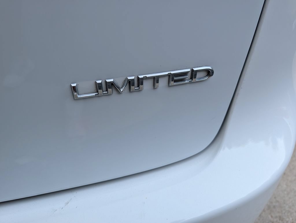 Used 2018 Chrysler Pacifica Limited FWD image 23