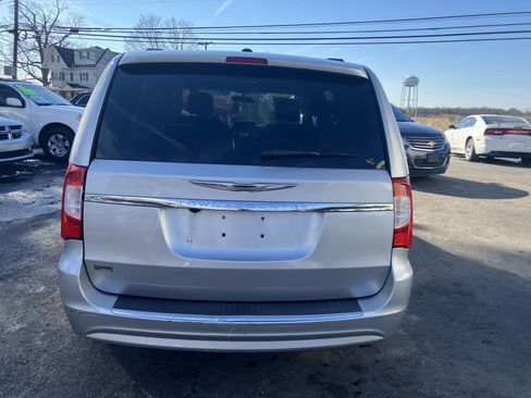 Used 2011 Chrysler Town & Country Touring image 8