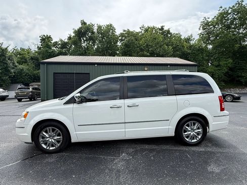 Used 2010 Chrysler Town & Country Limited w/ Entertainment Group #3 FWD image 3