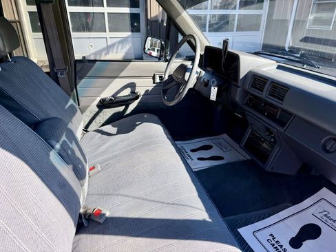 Used 1987 Toyota Pickup Deluxe image 11