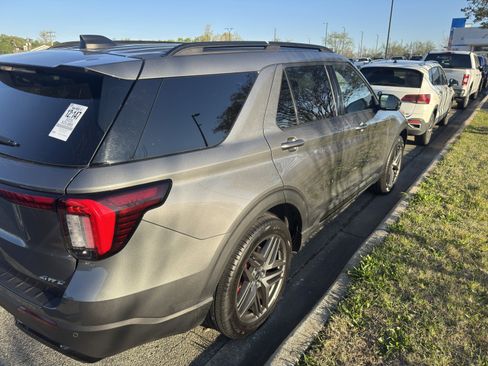Used 2025 Ford Explorer ST-Line w/ ST-Line Street Pack image 9
