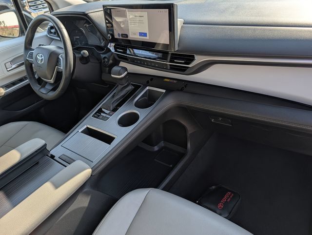 Used 2025 Toyota Sienna XLE FWD image 33