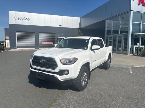 Used 2017 Toyota Tacoma SR5 w/ Tow Package AWD/4WD image 3