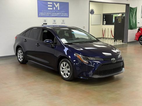 Used 2022 Toyota Corolla LE FWD image 2