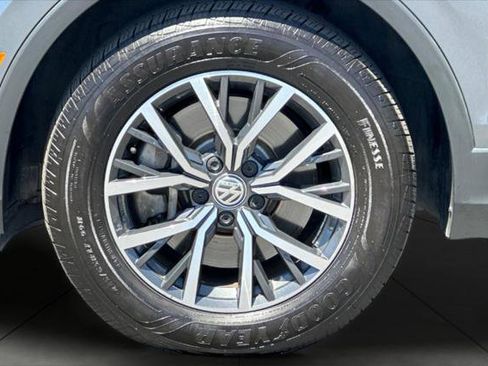 Used 2020 Volkswagen Tiguan SE w/ Panoramic Sunroof Package FWD image 26