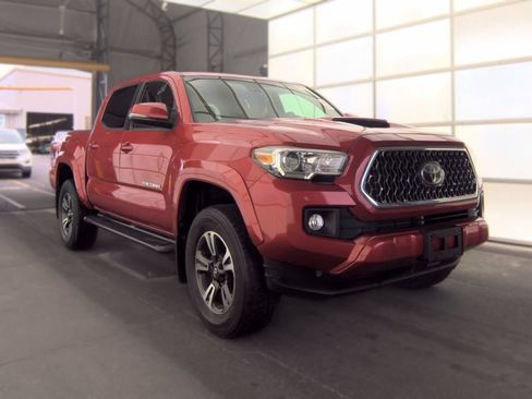 Used 2019 Toyota Tacoma TRD Sport AWD/4WD image 3