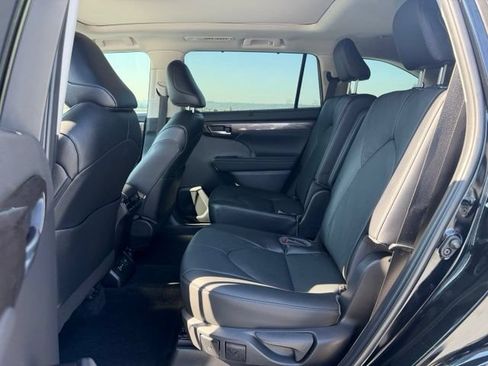 Used 2023 Toyota Highlander Platinum AWD/4WD image 11