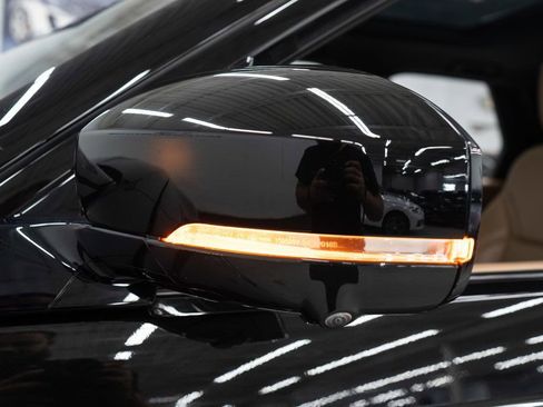 Used 2023 Land Rover Discovery S R-Dynamic image 57