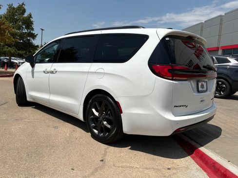 Used 2025 Chrysler Pacifica Limited FWD image 8