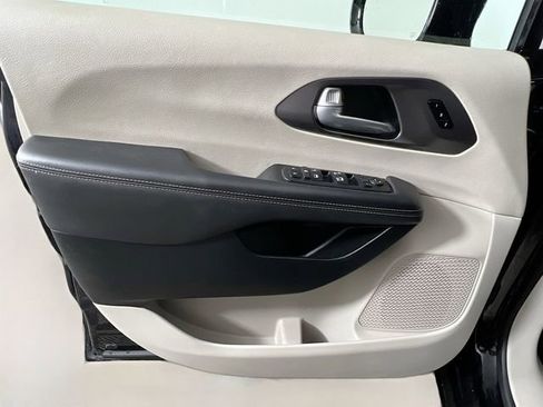 Used 2024 Chrysler Pacifica Touring-L image 31