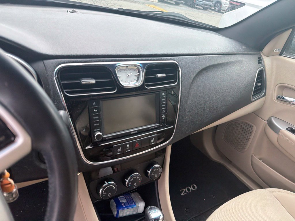 Used 2014 Chrysler 200 Limited FWD image 14