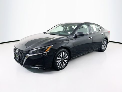 Used 2025 Nissan Altima 2.5 SV image 3